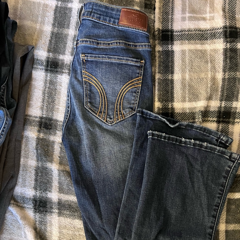 Hollister 00R Low-Rise Bootcut dark wash color with holes